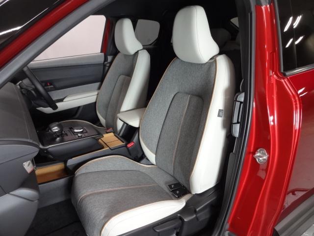 MX-30 2.0 モダン コンフィデンス シート:クロス+合成皮革グレー/ホワイト、クルージング・トラフィック・サポート(CTS)、アダプティブ・LED・ヘッドライト(ALH)、マツダ・ハーモニック・アコースティックス+8スピーカー、スマート(9枚目)