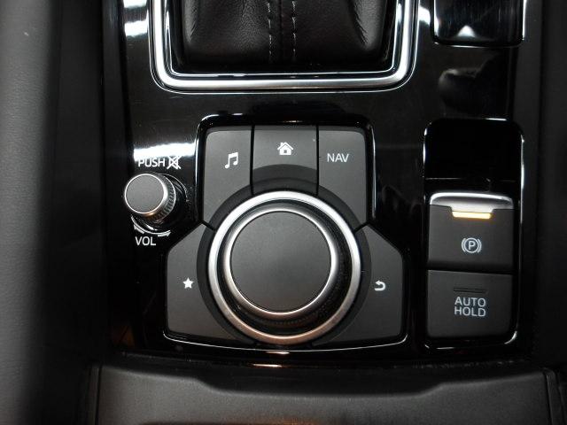 �R�}���_�[�R���g���[���[�͘r�����R�ɉ������ʒu�ɐݒu����Ă���A�茳�����Ȃ��Ă����삪�ł���D����́I