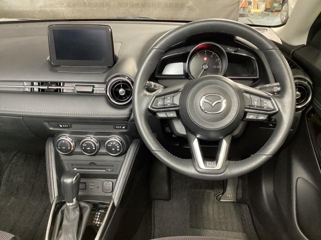 デミオ １．５　１５Ｓ　ツーリング　ダークガラス　マツダコネクトナビ　外部接続ハブ　ＬＥＤヘッドライト　運転席＆助手席シートヒーター　アドバンストキー　フルオートエアコン　コーナーソナー　地デジ　インテリジェントキー　記録簿　ＤＶＤ（2枚目）