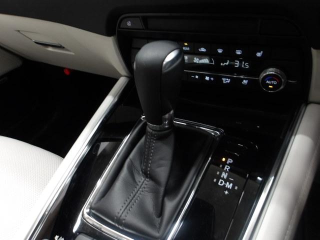 �V�t�g���o�[�ƃR�}���_�[�R���g���[����O���ɔz�u����ƂƂ��ɁA�Z���^�[�A�[�����X�g�̍������m�ۂ���Ă��܂��B����ɂ��A�A�[�����X�g�ɕI��u���Ȃ���A���R�Șr�̊p�x�Ŋe�f�o�C�X�𑀍�ł��܂��B