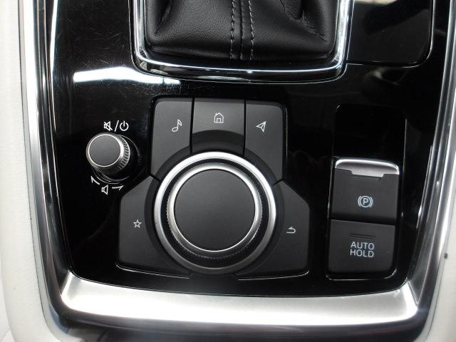 �V�t�g���o�[�ƃR�}���_�[�R���g���[����O���ɔz�u����ƂƂ��ɁA�Z���^�[�A�[�����X�g�̍������m�ۂ���Ă��܂��B����ɂ��A�A�[�����X�g�ɕI��u���Ȃ���A���R�Șr�̊p�x�Ŋe�f�o�C�X�𑀍�ł��܂��B