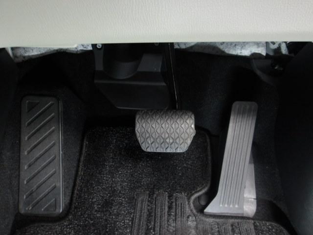 �N���}�ƈ�̊��𐶂ރh���C�r���O�|�W�V�����B�A�N�Z������u���[�L�ւ̓��ݑւ������R�ɂł���z�u�ɂȂ��Ă��܂��B