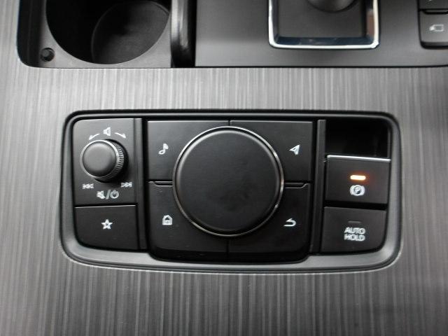 �R�}���_�[�R���g���[���[�͘r�����R�ɉ������ʒu�ɐݒu����Ă���A�茳�����Ȃ��Ă����삪�ł���D����́I