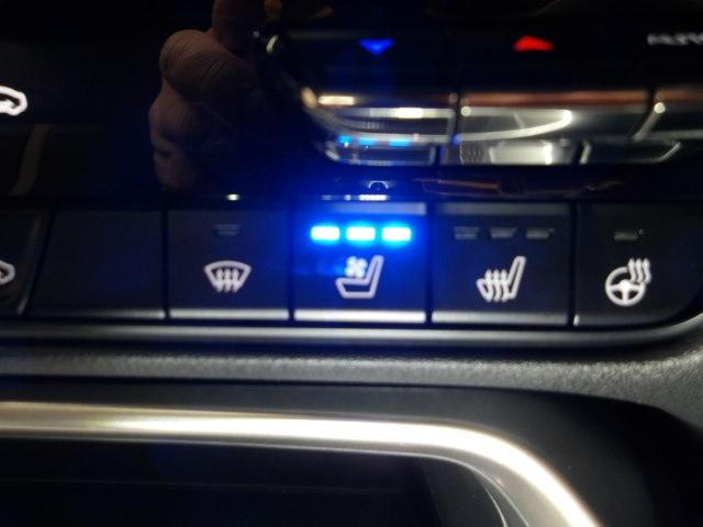 �����Ă̎����ɂƂ��Ă����K�ȃV�[�g�x���`���[�V�����𑕔��I�V�[�g�����Ɏ��t����ꂽ�t�@���ŃV�[�g�̕\�ʂ����C���āA���������Ă���܂��B