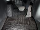運転席の気になる足元も汚れが少なく、大変きれいな状態に仕上がっております。サイドブレーキはペダル式となります。