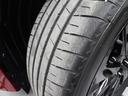 各タイヤのショルダー部分にひびが見られますが、走行や安全性に問題はなく、交換は不要です。タイヤ溝もまだまだ残っております！