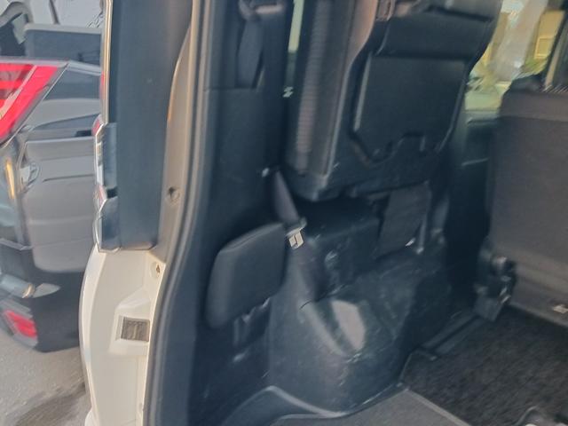 ヴォクシー ＺＳ　煌ＩＩ　禁煙車　４ＷＤ　寒冷地仕様　衝突被害軽減ブレーキ　両側パワースライドドア　１０インチＳＤナビ　雨滴除去機能付バックモニター　ＥＴＣ２．０　アイドリングストップ機能　スマートキー　点検記録簿（41枚目）