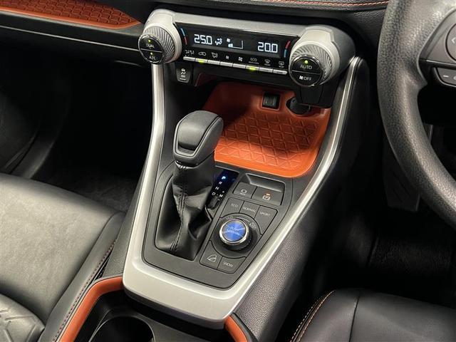 左右独立コントロールフルオートエアコンで車内はいつでも快適！マルチテレインセレクト！路面状況に適したモードを選択できます！オフロードや滑りやすい路面での走破性を向上！