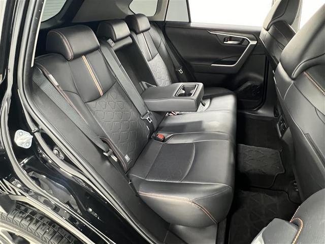 後席は中央にドリンクホルダー付のひじ掛けがあり、ゆったりと移動できます！ＩＳＯＦＩＸ対応でチャイルドシートの取り付けも可能！