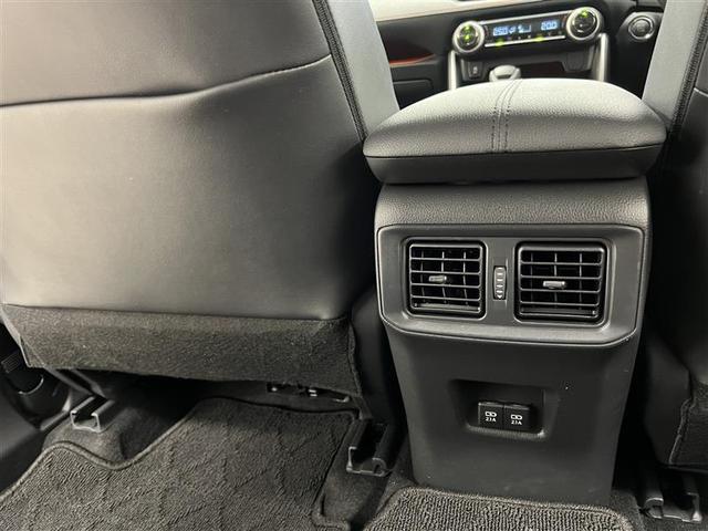 センターコンソール背面にエアコン吹き出し口があり快適！充電用ＵＳＢ端子を２個設定しています！