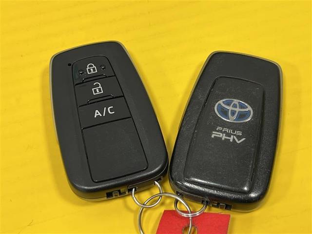 プリウスＰＨＶ Ｓナビパッケージ　衝突被害軽減ブレーキ　ＬＥＤヘッドライト　クルーズコントロール　１１．６インチナビ　フルセグＴＶ　ブルートゥース　バックモニター　ＥＴＣ２．０　シートヒーター　充電ケーブル　スマートキー　点検記録簿（31枚目）