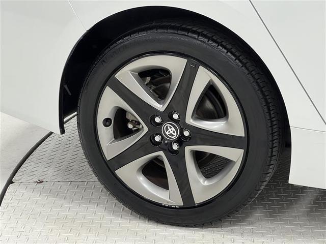 プリウス Ｓツーリングセレクション　禁煙車　衝突被害軽減ブレーキ　ＬＥＤライト　９インチナビ　ブルートゥース　ＣＤ・ＤＶＤ　パノラミックビューモニター　ＥＴＣ２．０　シートヒーター　ＡＣ１００Ｖ　１７インチＡＷ　スマートキー　記録簿（10枚目）