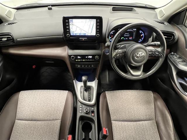 ヤリスクロス ハイブリッドZ クルーズC 横滑防止装置 リアカメラ ワンオーナー車 フルセグ地デジ LEDライト メモリーナビゲーション 点検記録簿 ナビ&TV 盗難防止装置 電動シート AW キーレス 寒冷地仕様 スマートキー(8枚目)