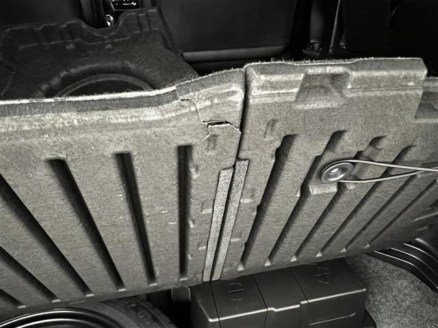 ヴォクシー ハイブリッドＺＳ　煌ＩＩＩ　認定中古車　禁煙車　衝突被害軽減ブレーキ　両側パワースライドドア　カロッツェリア９インチナビ　バックモニター　ＥＴＣ　シートヒーター　スペアタイヤ　１６インチＡＷ　スマートキー　点検記録簿（28枚目）