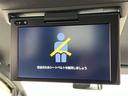 後席モニター付!長時間の移動の際、後ろに乗った人も退屈することなく過ごせます!