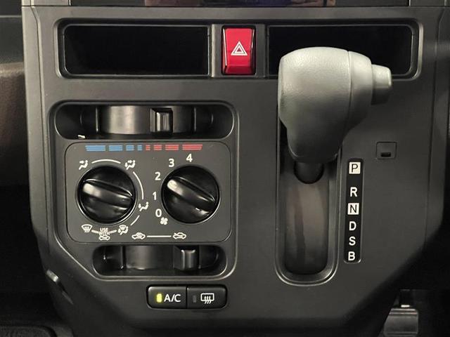 シフトレバーとエアコンの操作パネルをインパネに集約して、足元が広く使えるようになっています！