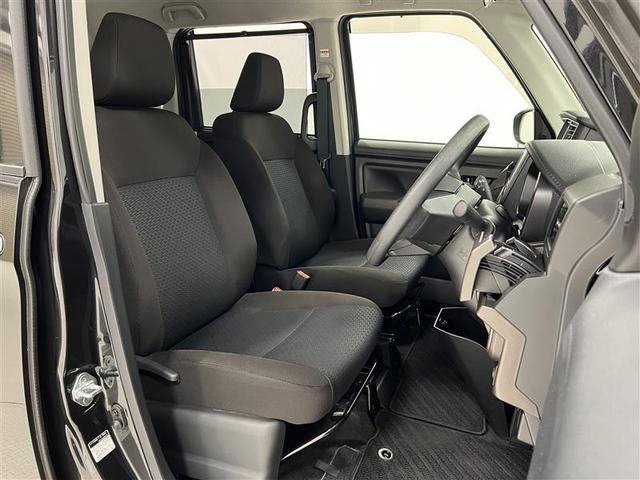 前席はセパレートタイプ！中央を通って後席に移動することも出来ます！