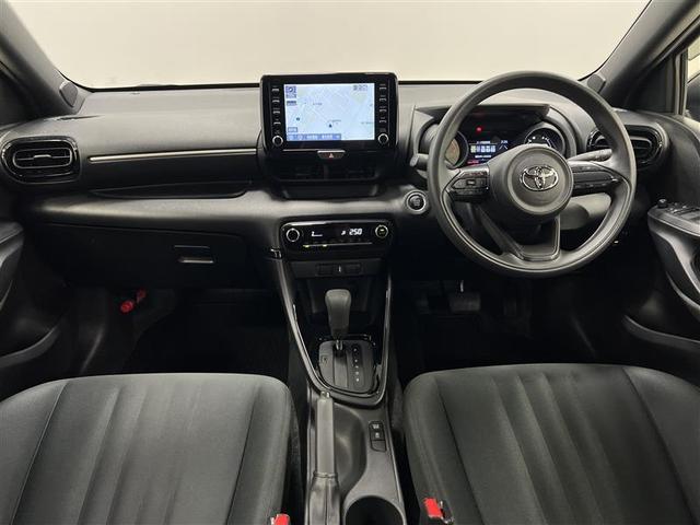 ヤリス Ｇ　バックモニタ－　誤発進抑制機能　１オーナー車　スマートキー　盗難防止装置　横滑り防止機能　キーレス　ＥＴＣ　オートエアコン　メモリーナビ　ＡＢＳ　運転席エアバック　サイドエアバッグ　ＤＶＤ再生　ナビ（7枚目）