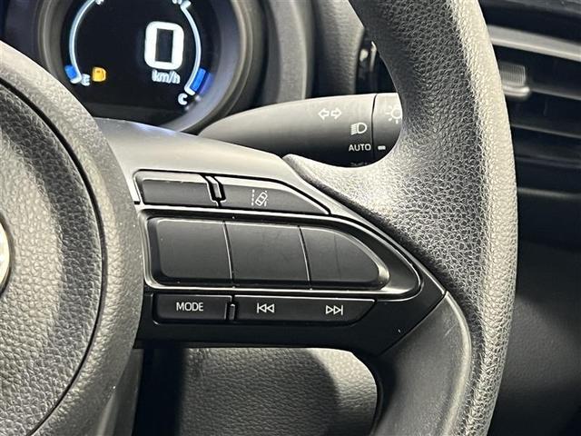 ヤリス Ｇ　バックモニタ－　誤発進抑制機能　１オーナー車　スマートキー　盗難防止装置　横滑り防止機能　キーレス　ＥＴＣ　オートエアコン　メモリーナビ　ＡＢＳ　運転席エアバック　サイドエアバッグ　ＤＶＤ再生　ナビ（9枚目）