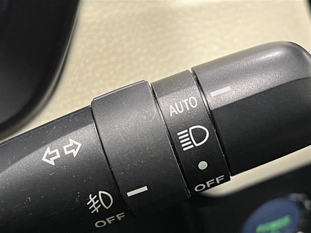 カローラフィールダー ハイブリッドＧ　ダブルバイビー　認定中古車　トヨタセーフティセンス　プリクラッシュセーフティ　レーンデパーチャーアラート　オートマチックハイビーム　ホワイトシート　７インチナビ　バックモニター　ＥＴＣ　スマートキー　点検記録簿（11枚目）