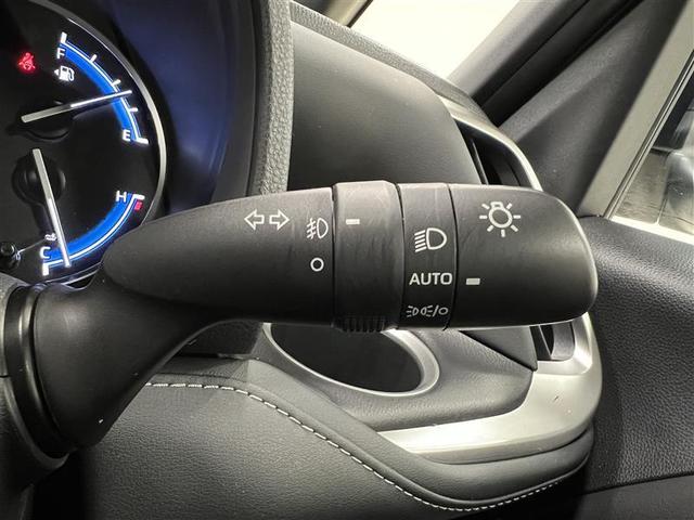 ノア ハイブリッドＳ－Ｚ　横滑り防止機能　エアバッグ　オートクルーズコントロール　地デジ　両側自動ドア　ダブルエアコン　スマートエントリー　ＬＥＤランプ　バックモニター　メモリナビ　３列シート　ＥＴＣ付き　ＡＢＳ　ＡＣ１００Ｖ（13枚目）