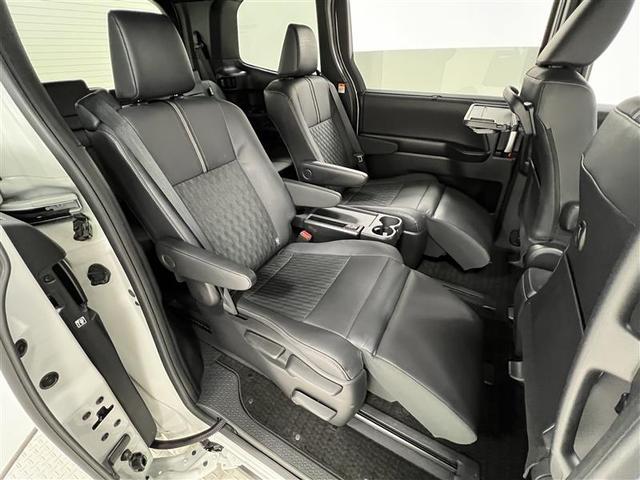 ノア ハイブリッドＳ－Ｚ　横滑り防止機能　エアバッグ　オートクルーズコントロール　地デジ　両側自動ドア　ダブルエアコン　スマートエントリー　ＬＥＤランプ　バックモニター　メモリナビ　３列シート　ＥＴＣ付き　ＡＢＳ　ＡＣ１００Ｖ（22枚目）