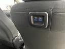 運転席シートバックにスマートフォンやタブレットの充電ができるUSB端子付!