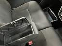 助手席下にも収納あり！小物入れを兼ねたひじ掛け付！