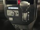 エアコンの操作パネルとシフトレバーをインパネに集約して、足元が広く使えるようになっています！オートエアコンで車内はいつでも快適！