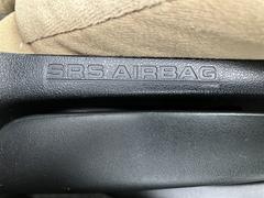 �����ɥ����Хå����դ��Ƥ��ơ�������ξ��ͻ��˾׷����¤��Ƥ���ư¿��� 6