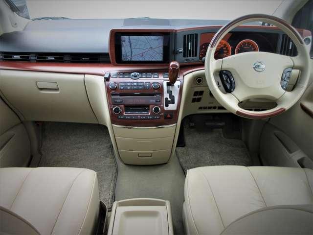 エルグランド 350XL 4WD 本革PWシ-ト ツインサンル-フ BOSE 後席FDモニタ- シ-トヒ-タ- 後席カーテン 2列目シ-ト回転対面仕様 キセノン クルコン バック&サイドカメラ 障害物センサ- 日産ワイド保証(4枚目)