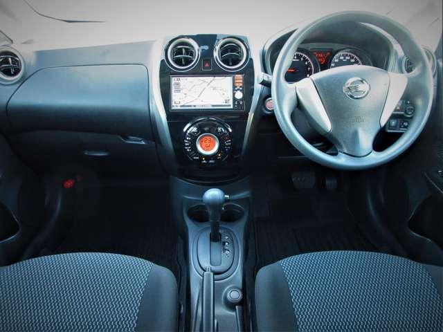 ディーラーオプションのメモリーナビ・ＥＴＣ・オートエアコン・インテリジェントキー等を装備する運転席まわり。