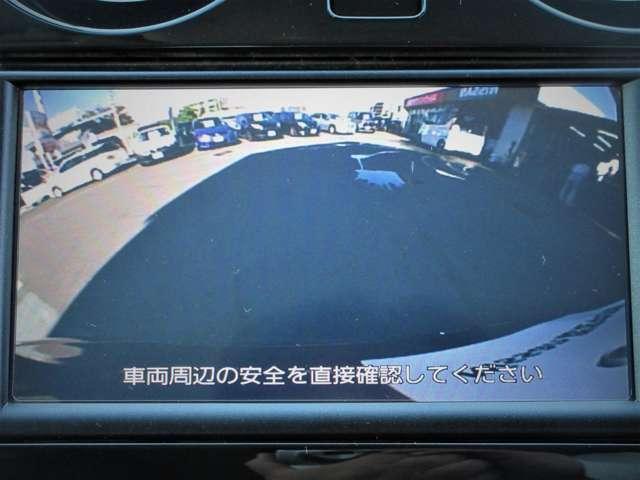 ナビ画面にバックビュ-モニタ-の映像を映し出しています。　　狭い場所での車庫入れをサポ-トしてくれる便利アイテムです。