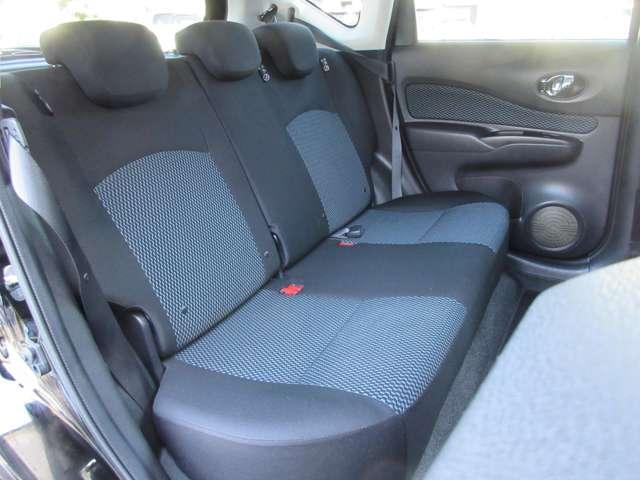 大人でもしっかり座れる後席スペ-ス。