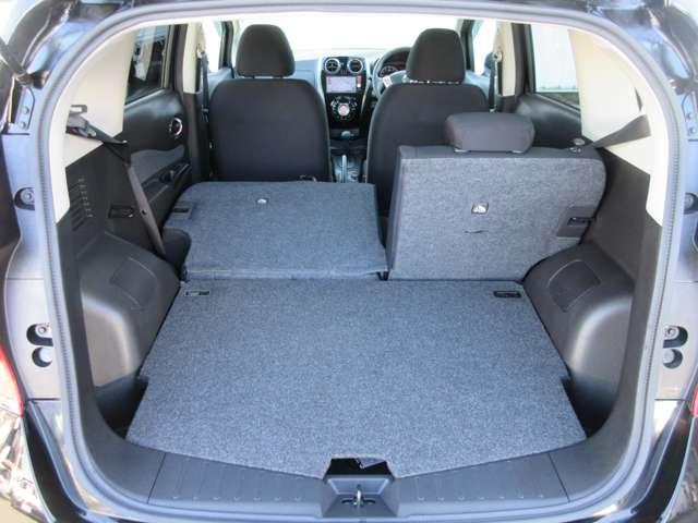 バックドアを開けてみました。　リアシ-トは便利な分割可倒式です。