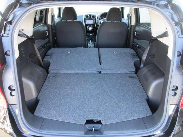 ご覧のとおり、リアシ-トを倒せば荷室は広くなります。　ちょっとした荷物なら積めちゃいそうなスペ-スです。