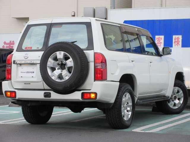 サファリ グランロードリミテッド ◆3列7人◆社外LEDライト◆パートタイム4WD◆クルコン◆ヘッドライトウォッシャ-◆リヤク-ラ-◆スノーモ-ド◆MTモード付5速AT◆背面タイヤ◆リヤドア観音開き◆サイドステップ◆日産ワイド保証付帯(2枚目)