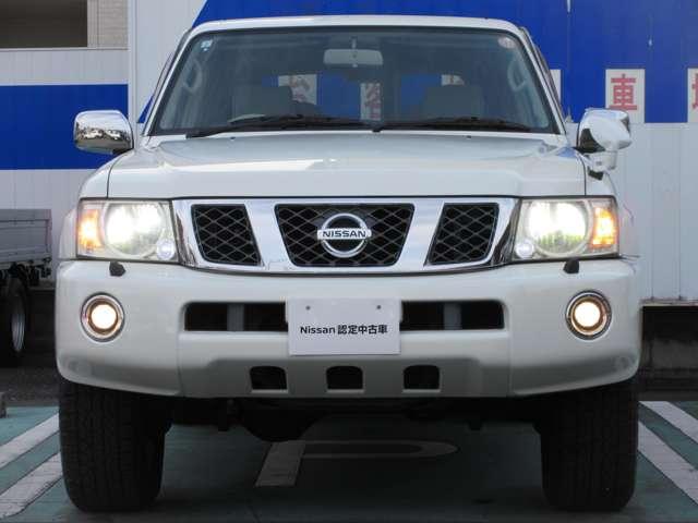 サファリ グランロードリミテッド ◆3列7人◆社外LEDライト◆パートタイム4WD◆クルコン◆ヘッドライトウォッシャ-◆リヤク-ラ-◆スノーモ-ド◆MTモード付5速AT◆背面タイヤ◆リヤドア観音開き◆サイドステップ◆日産ワイド保証付帯(3枚目)