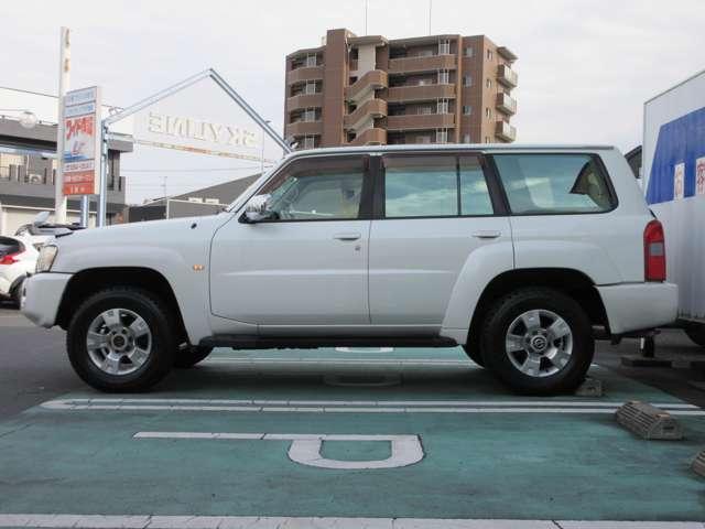 サファリ グランロードリミテッド ◆3列7人◆社外LEDライト◆パートタイム4WD◆クルコン◆ヘッドライトウォッシャ-◆リヤク-ラ-◆スノーモ-ド◆MTモード付5速AT◆背面タイヤ◆リヤドア観音開き◆サイドステップ◆日産ワイド保証付帯(6枚目)