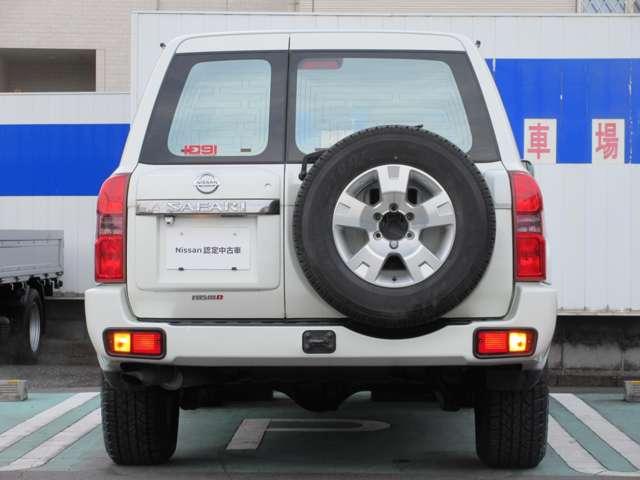 サファリ グランロードリミテッド ◆3列7人◆社外LEDライト◆パートタイム4WD◆クルコン◆ヘッドライトウォッシャ-◆リヤク-ラ-◆スノーモ-ド◆MTモード付5速AT◆背面タイヤ◆リヤドア観音開き◆サイドステップ◆日産ワイド保証付帯(7枚目)
