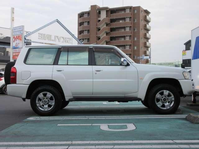 サファリ グランロードリミテッド ◆3列7人◆社外LEDライト◆パートタイム4WD◆クルコン◆ヘッドライトウォッシャ-◆リヤク-ラ-◆スノーモ-ド◆MTモード付5速AT◆背面タイヤ◆リヤドア観音開き◆サイドステップ◆日産ワイド保証付帯(8枚目)