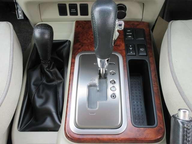 サファリ グランロードリミテッド ◆3列7人◆社外LEDライト◆パートタイム4WD◆クルコン◆ヘッドライトウォッシャ-◆リヤク-ラ-◆スノーモ-ド◆MTモード付5速AT◆背面タイヤ◆リヤドア観音開き◆サイドステップ◆日産ワイド保証付帯(12枚目)