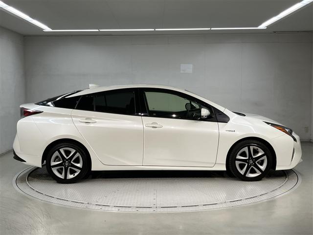 プリウス Ｓツーリングセレクション　レーダーブレーキサポート　フルオートエアコン　デュアルエアバック　バックモニタ－　ＡＷ　イモビ　ＥＳＣ　パワーウインド　スマキ－　ＥＴＣ車載器　サイドエアバック　フルセグ地デジＴＶ　ＤＶＤ再生可能（3枚目）