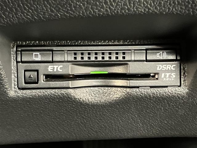 プリウス Ｓツーリングセレクション　レーダーブレーキサポート　フルオートエアコン　デュアルエアバック　バックモニタ－　ＡＷ　イモビ　ＥＳＣ　パワーウインド　スマキ－　ＥＴＣ車載器　サイドエアバック　フルセグ地デジＴＶ　ＤＶＤ再生可能（8枚目）