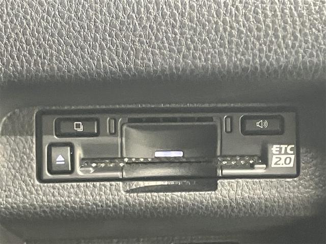 クラウンクロスオーバー Ｇアドバンスド　衝突軽減装置　フルセグテレビ　クルコン　横滑防止装置　ドライブレコーダー　ＬＥＤヘッドライト　Ｂカメラ　Ｐシート　ＥＴＣ　オートエアコン　ＡＣ１００Ｖ電源　ＡＵＸ　エアバッグ　４ＷＤ　キーレス　ＡＢＳ（11枚目）