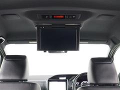 後席モニター装備：セカンドシート・サードシートにご乗車の方は、ドライブ中も天井部についているモニターでＴＶ・ＤＶＤ等をお楽しみ下さい♪♪使用しない時は、画面を天井部分に格納できます！ 7