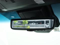 デジタルインナーミラー装備！車両後方のカメラの映像をデジタル補正で視認性を向上させてインナーミラー内に表示します♪視界を遮るものがなく、後席に同乗者がいても後方を確認しやすく安心です♪ 6