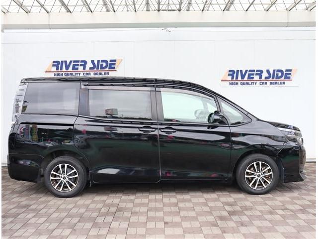 ヴォクシー Ｘ　純正メモリーナビ　フルセグ　フリップダウンモニター　Ｂカメラ　ＥＴＣ　両側電動スライドドア　ＬＥＤライト　社外１５インチアルミ　８人乗り　当店下取り車（5枚目）