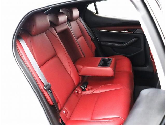 MAZDA3ファストバック 20Sバーガンディ セレクション 4WD シグネイチャースタイル BOSEサウンド8.8型ナビ スマホ連動 全方位カメラ ETC ドラレコ DVD再生 i-ACTIVSENSE 赤革シートヒーター ステアヒーター HUD 18AW(17枚目)