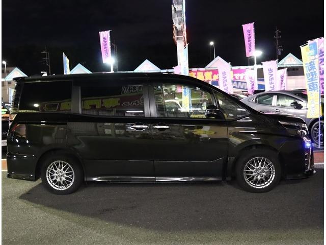 ヴォクシー ハイブリッドＺＳ　煌ＩＩＩ　ワンオーナー　アルパイン１１型ツインナビ　Ｂカメラ　ＥＴＣ　シグネチャーイルミ　純正デジタルインナーミラー　革調シートカバー　両側電動　シートヒーター　１６ＡＷ　セーフティセンス　クリソナ（5枚目）